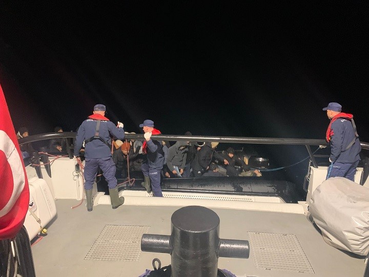 İzmir a&ccedil;ıklarında 68 d&uuml;zensiz g&ouml;&ccedil;men kurtarıldı
