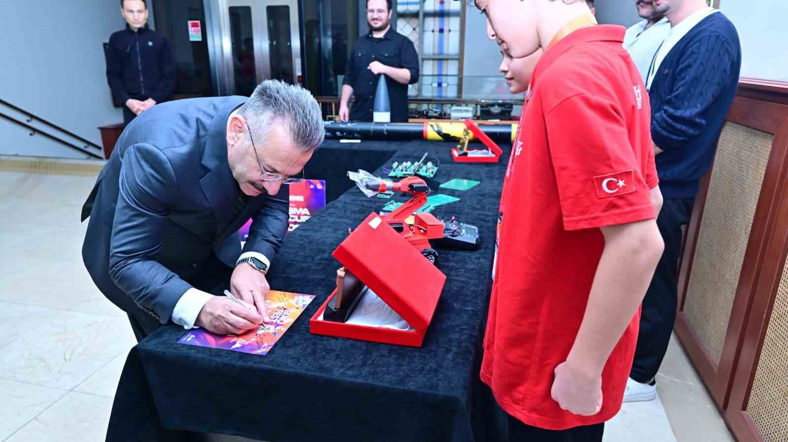 TEKNOFEST’te derece elde eden öğrenciler Vali Aksoy’u ziyaret etti