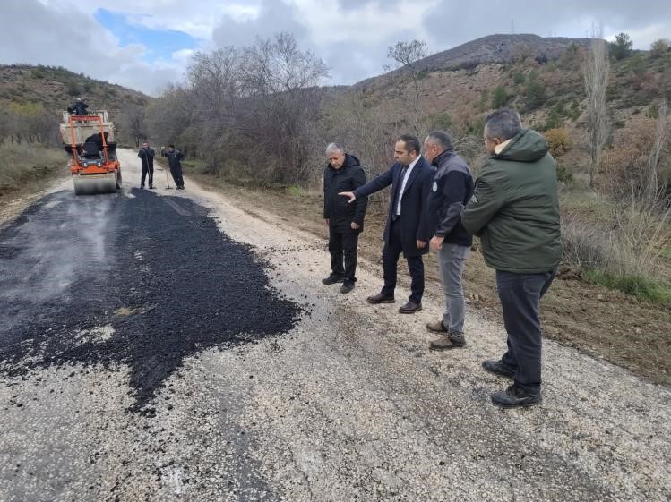 Kaymakam Uçar, Yenipazar’da yol onarım çalışmalarını inceledi