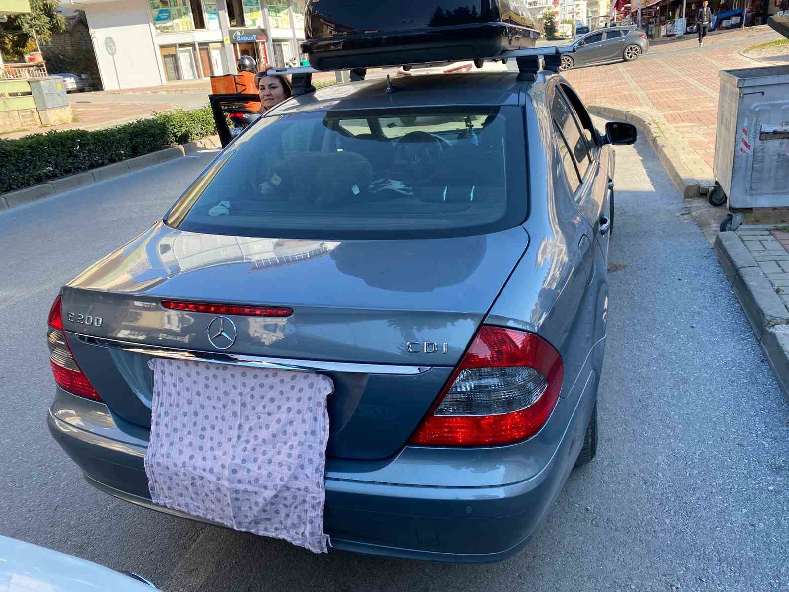 Plakası bezle kapatılan Mercedes plakasız çıktı