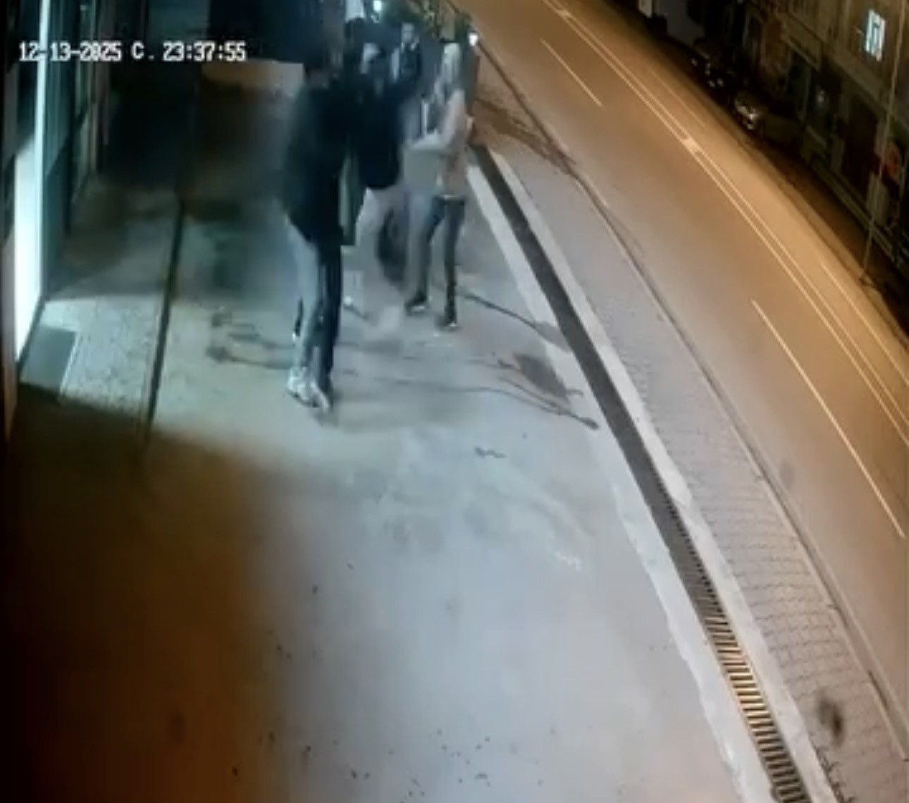 Elazığ’da 4 kişi 1 kişiye saldırdı: Hırsını alamayan saldırganlardan biri şahsın kulağı ısırarak kopardı