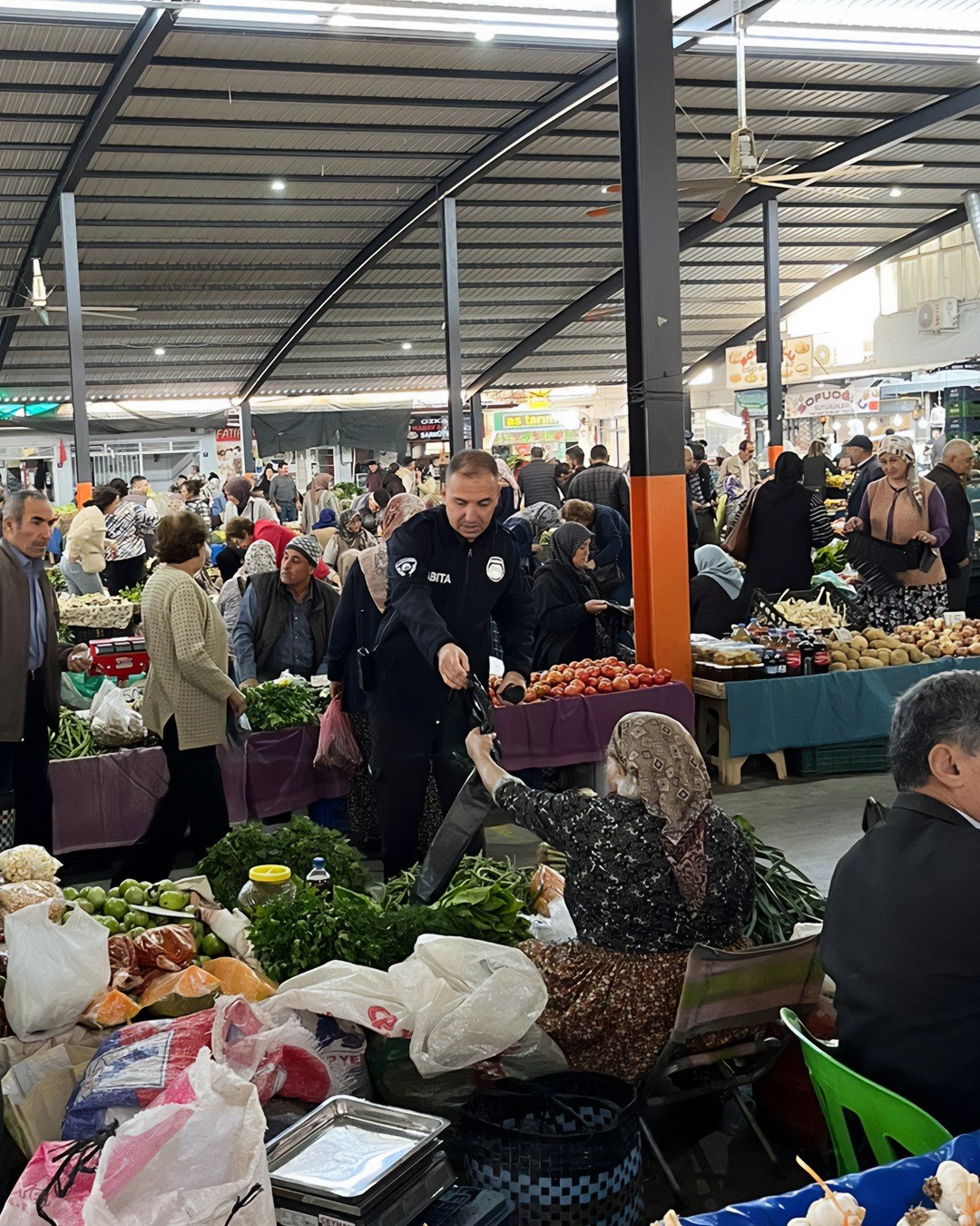 Zabıta ekiplerinden pazarcı esnafına &ccedil;&ouml;p poşeti desteği
