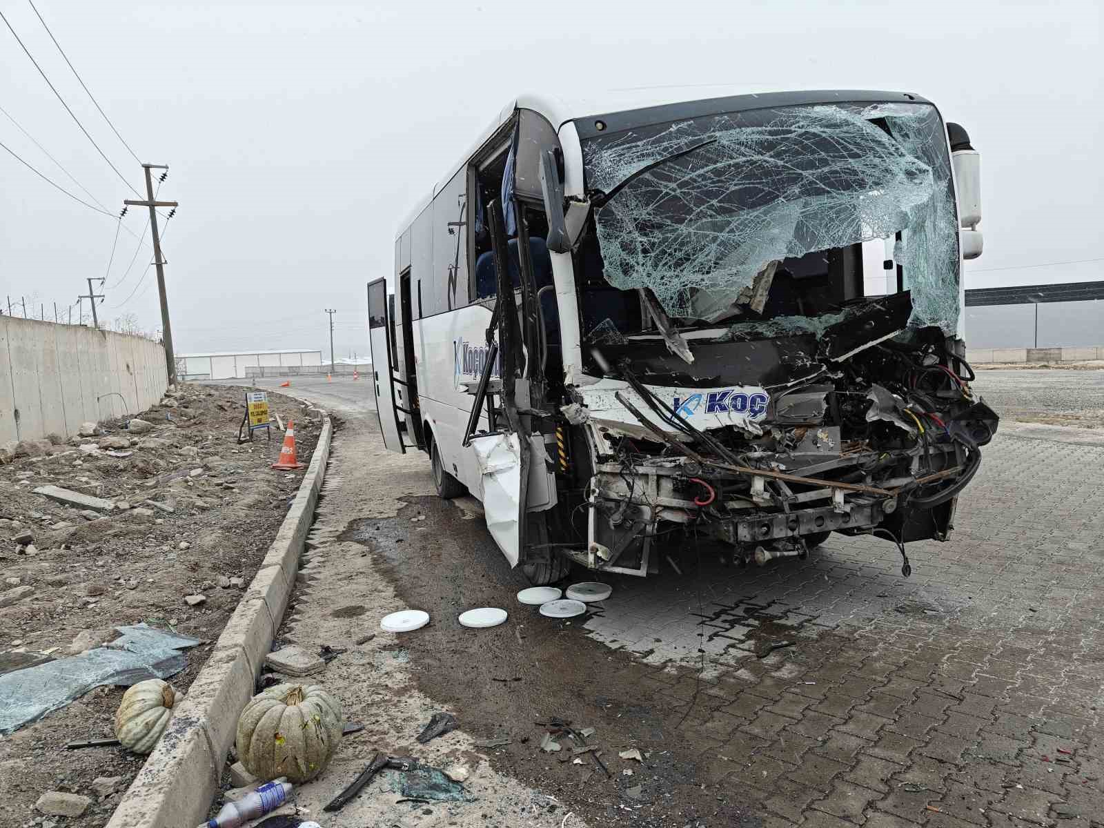İşçi servisi tır dorsesine arkadan çarptı: 22 yaralı