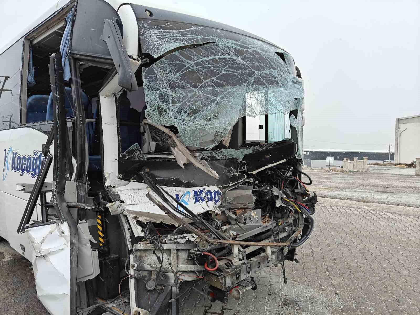 İşçi servisi tır dorsesine arkadan çarptı: 22 yaralı