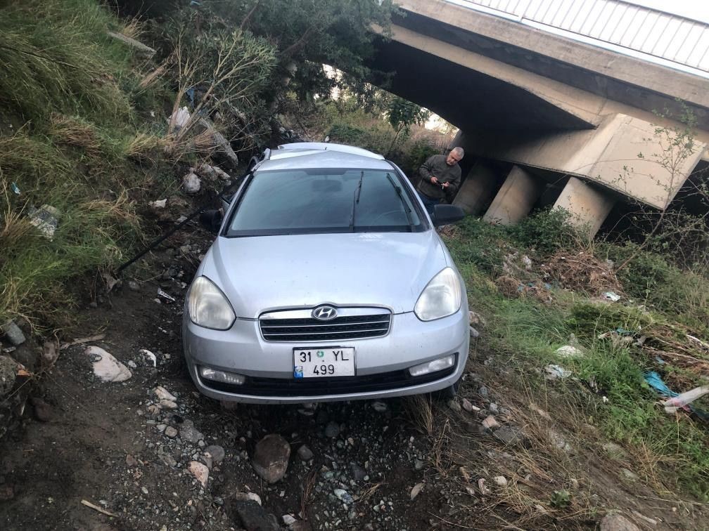 Köprüden uçan otomobilin sürücüsü yaralandı