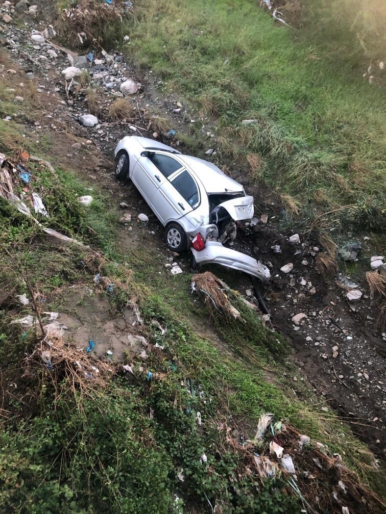 Köprüden uçan otomobilin sürücüsü yaralandı