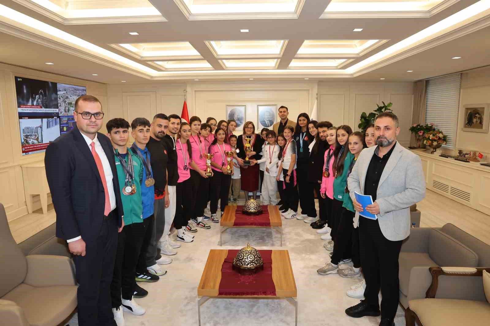 Gaziantep’in şampiyonları, Şahin ile bir araya geldi