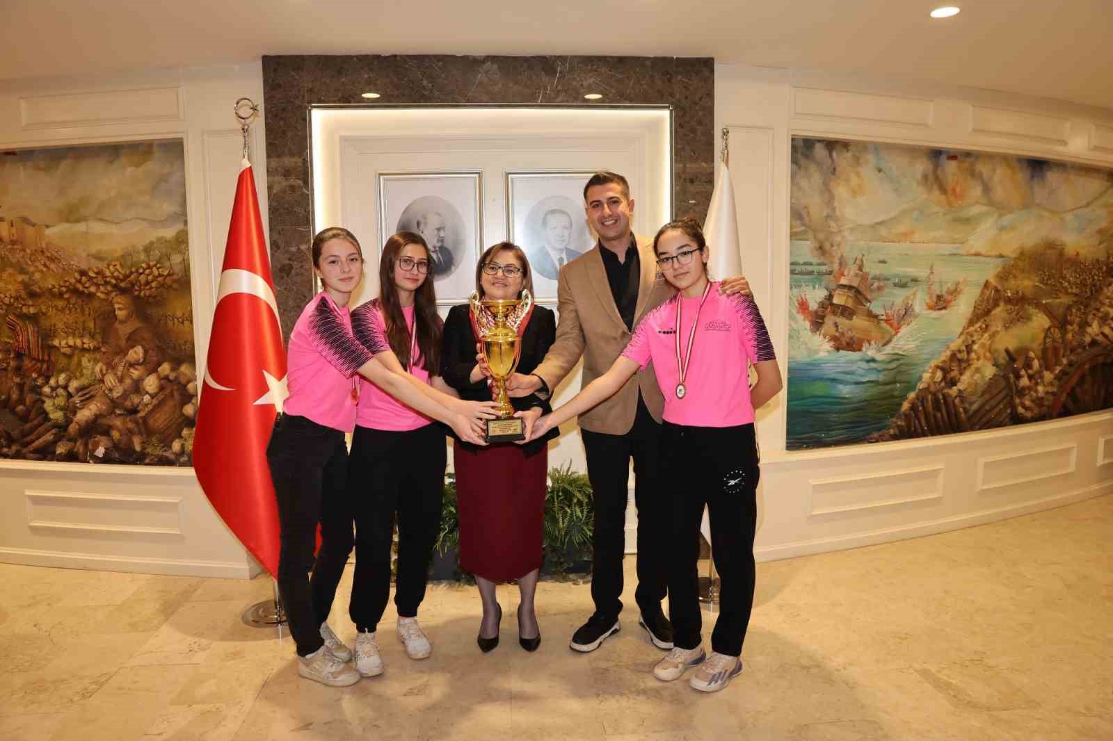 Gaziantep’in şampiyonları, Şahin ile bir araya geldi
