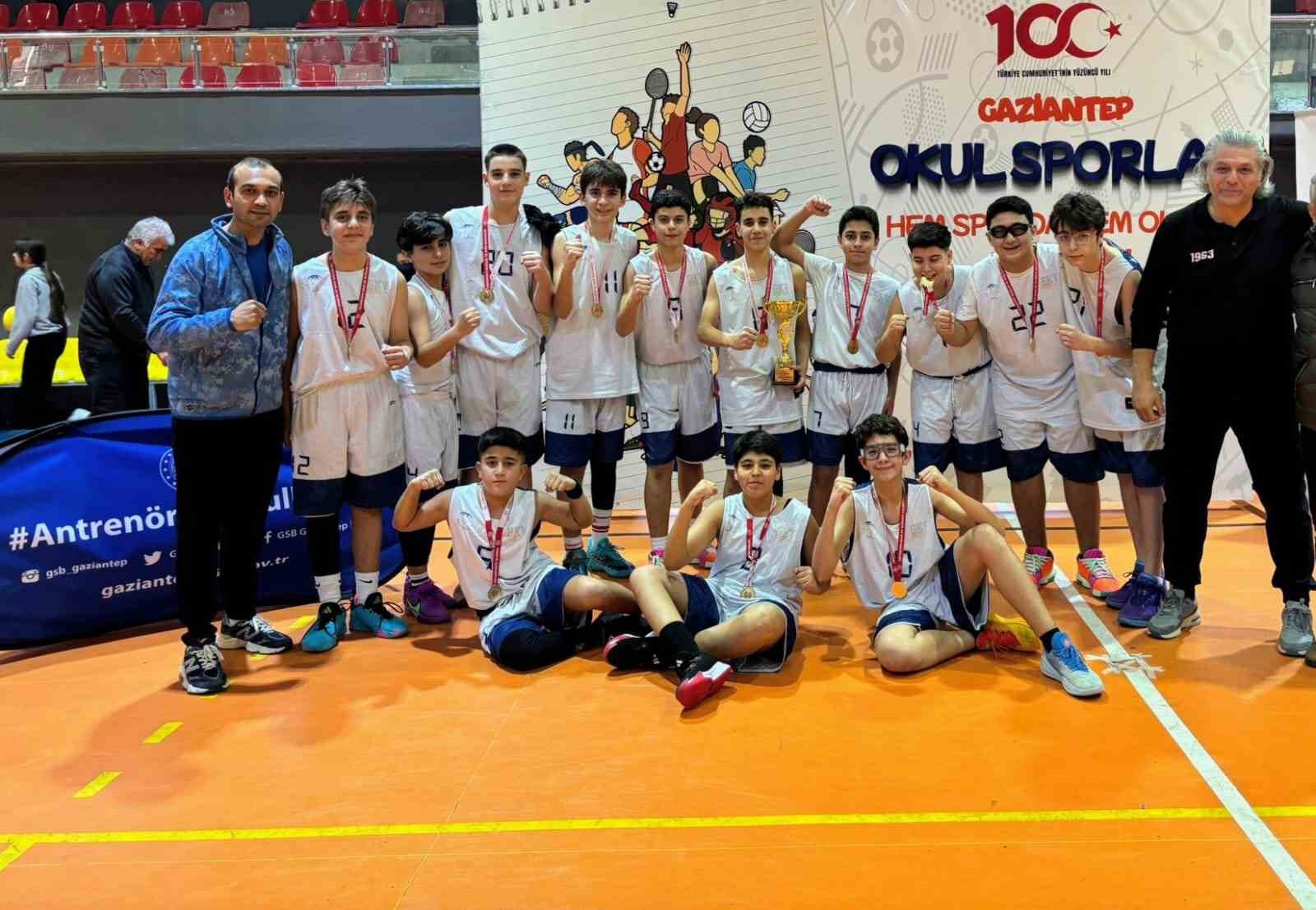 Gaziantep Kolej Vakfı Özel Okulları Basketbolda namağlup unvanla şampiyonu