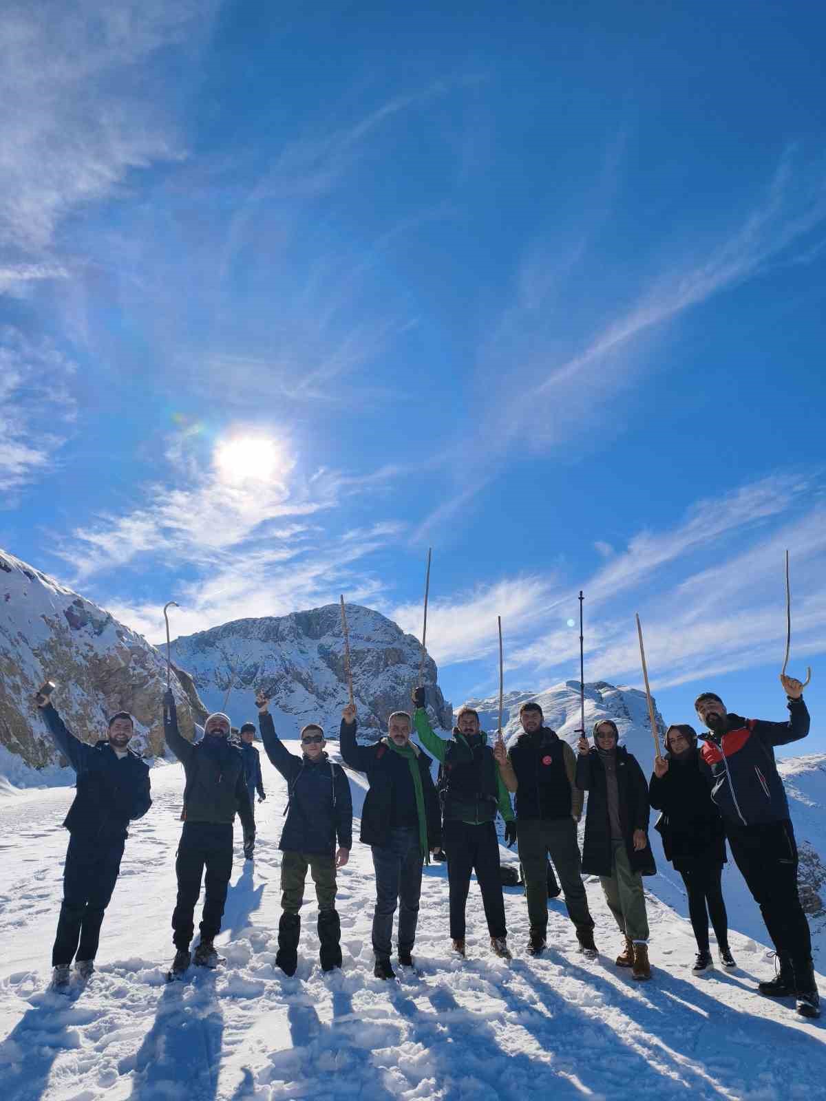 Harrut Yaylasına karlı yolda 4 saatlik tırmanış
