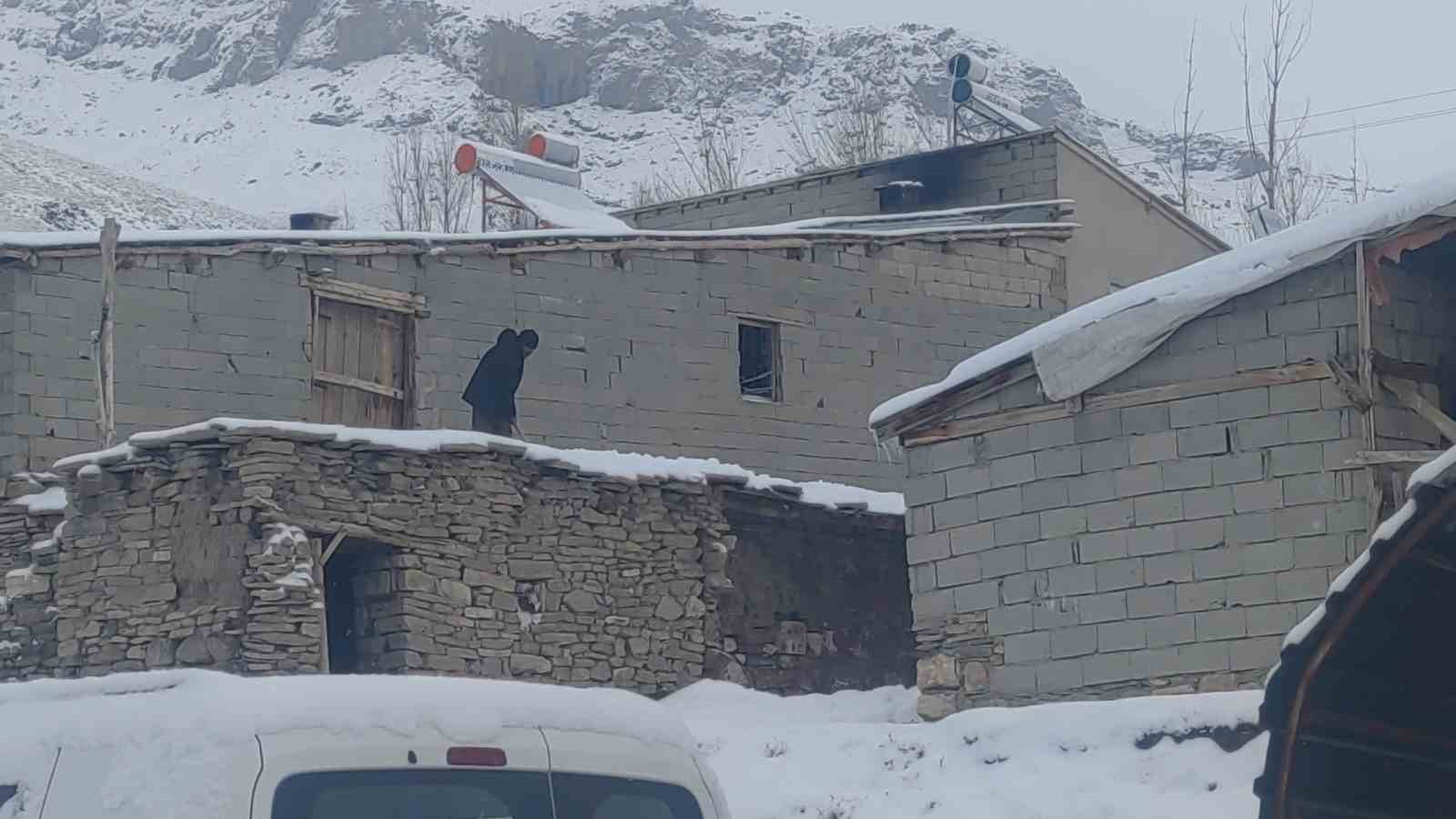 Van’da 90 yerleşim yerinin yolu ulaşıma kapandı
