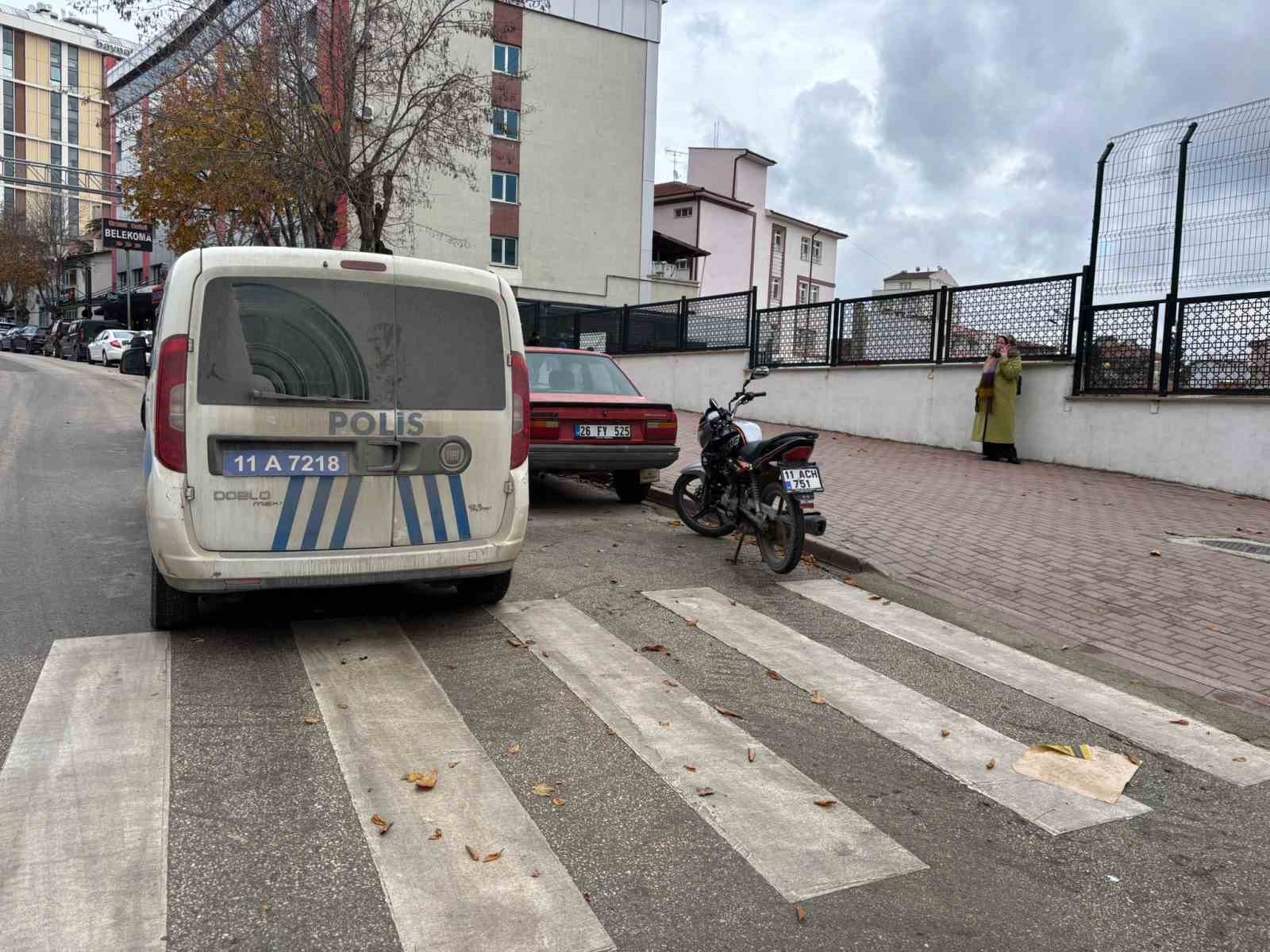 Yayaya yol verirken, arkadan motosiklet çarptı