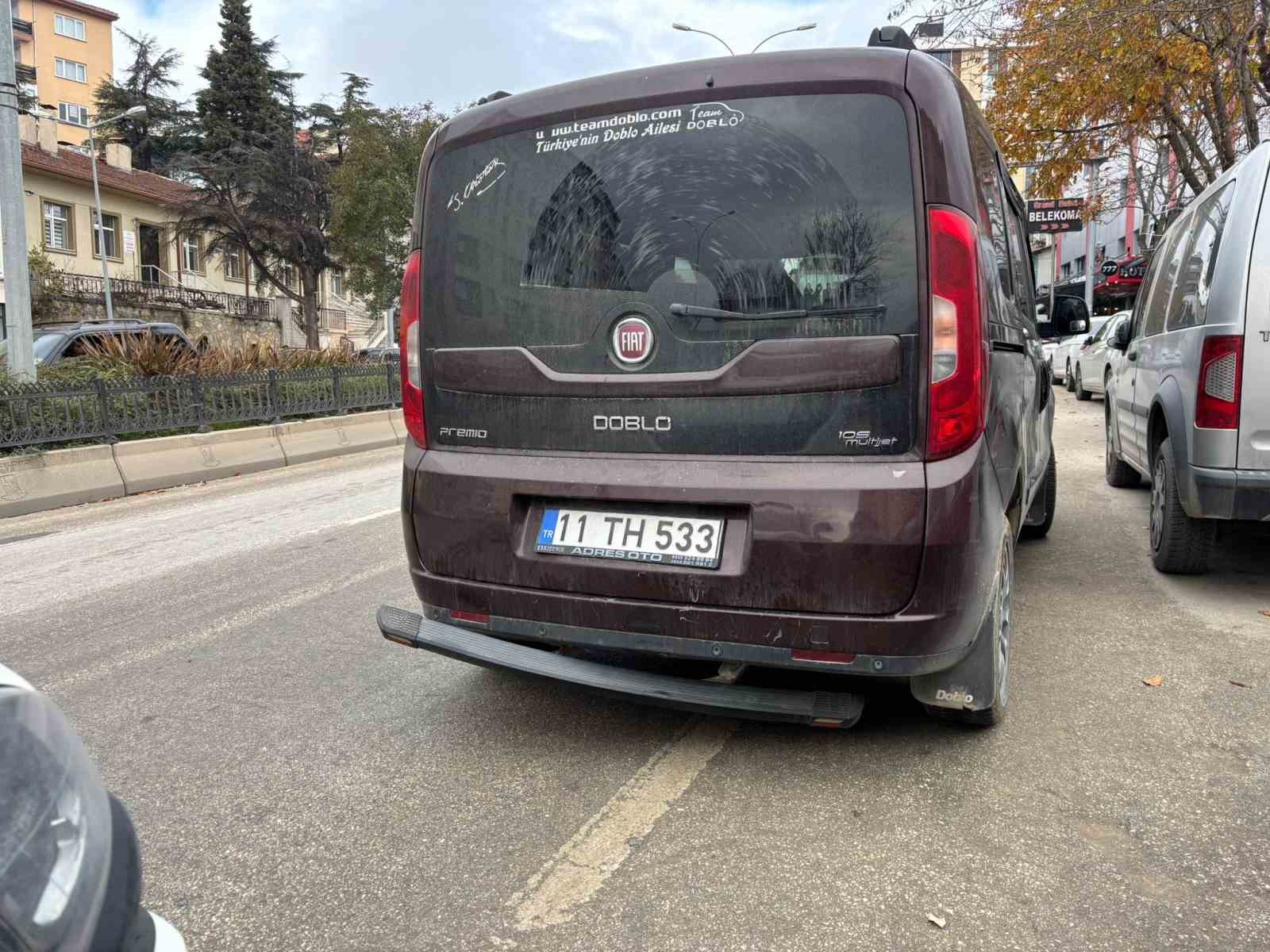Yayaya yol verirken, arkadan motosiklet &ccedil;arptı
