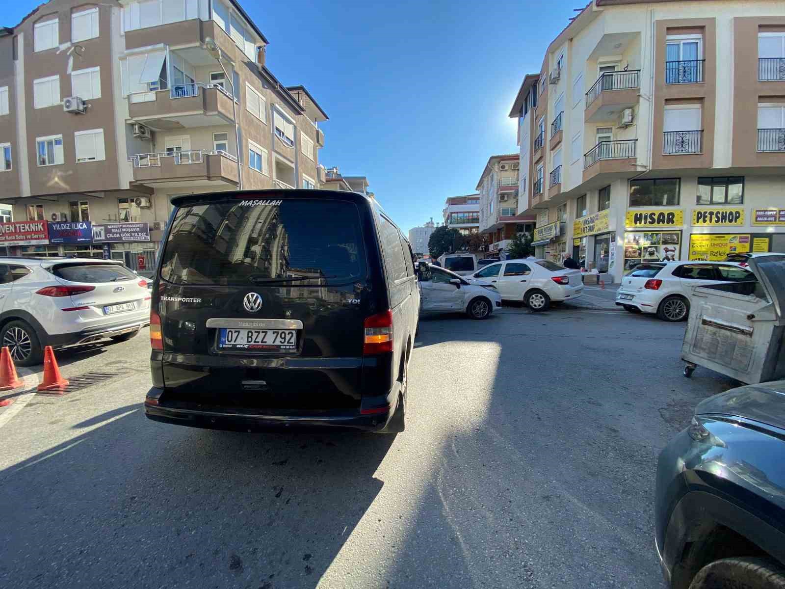 Otomobille hafif ticari aracın çarpışması kamerada