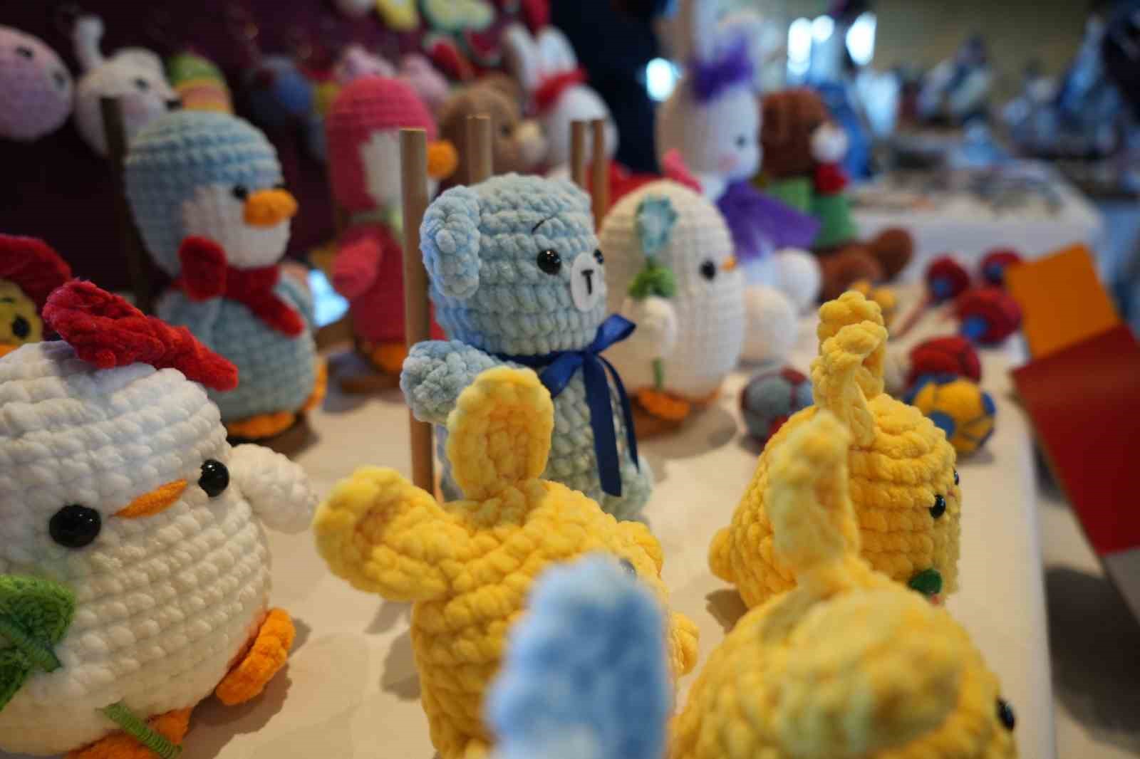 Yeğeninin alerjisi nedeniyle yaptığı küçük hediye, büyük bir emek hikayesine dönüştü