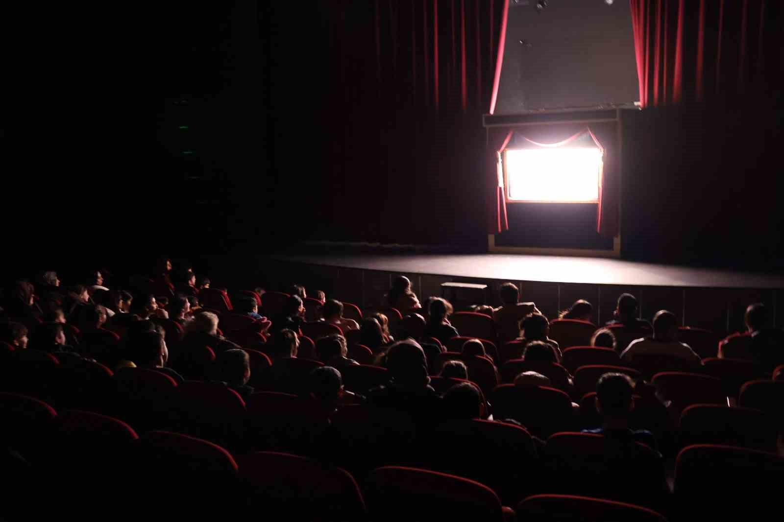 Sahneye renk geldi projesi ile çocuklar sanatla buluştu