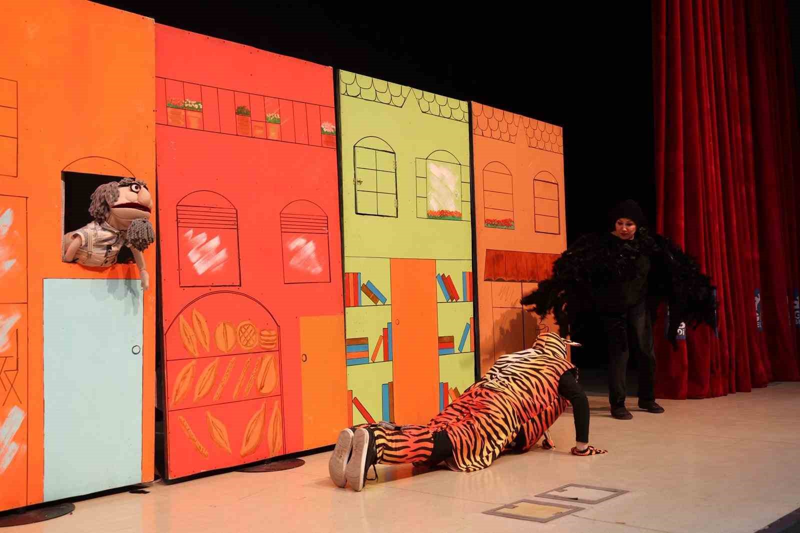 Gebze’de "Renkli Çoraplı Kuzgun" oyunu sahnelendi