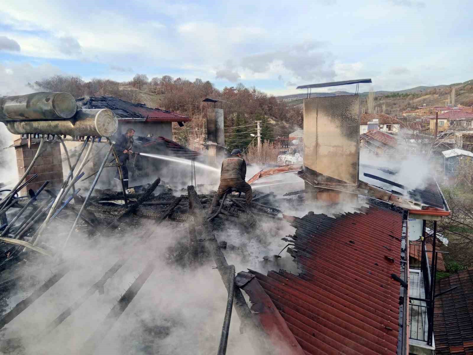Şaphane’de çıkan yangında bir evin çatısı hasar gördü