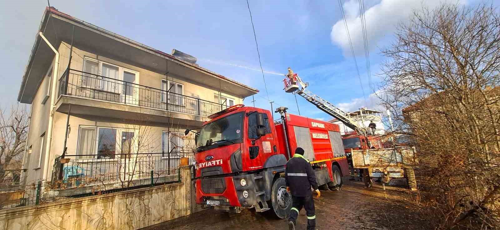 Şaphane’de çıkan yangında bir evin çatısı hasar gördü