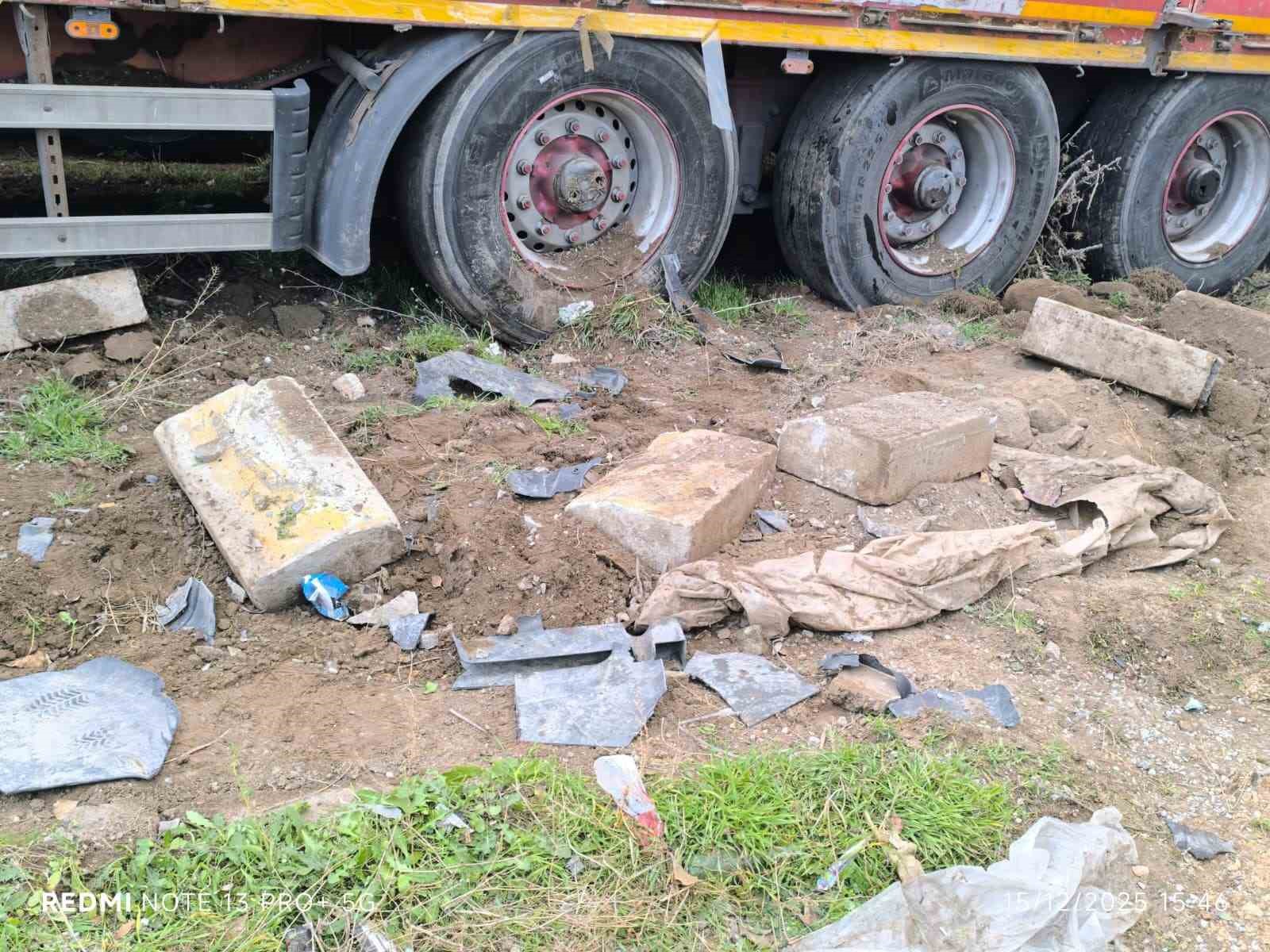 Tırın bir başka tıra arakadan çarptığı kazada faciadan dönüldü