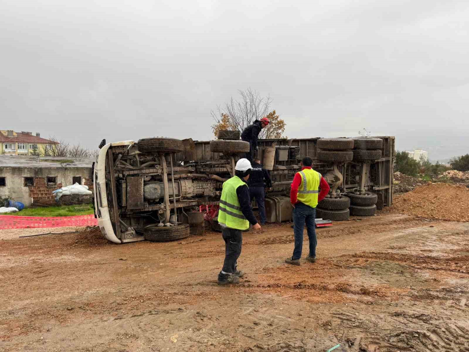 Devrilen kamyonda sıkışan sürücüsü yaralandı
