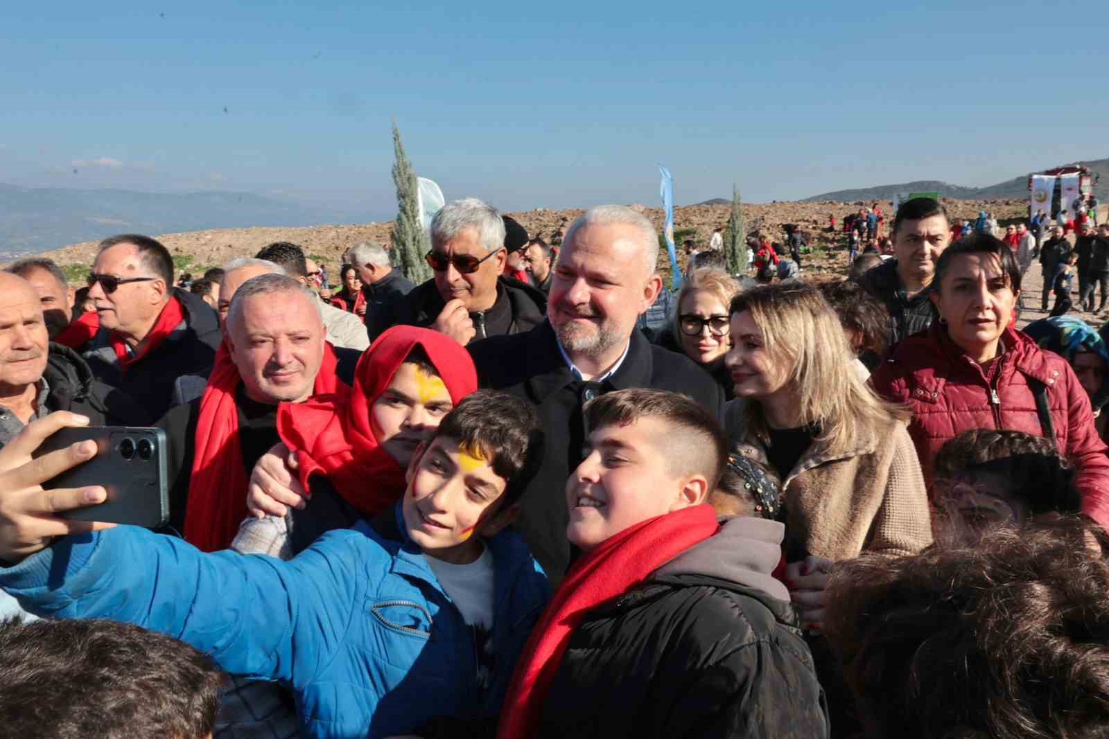 Menemen Belediyesi, ’yeni doğan bebekler’ için binlerce fidan dikti