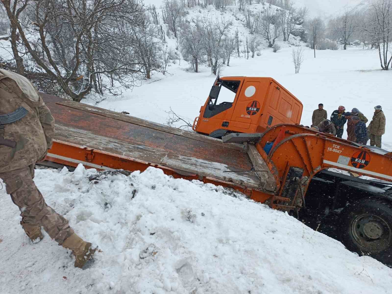 Hakkari’de iş makinesi devrildi: 2 yaralı