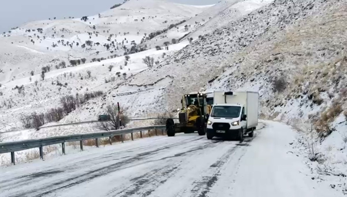 Muş’ta mahsur kalan 20 araç kurtarıldı