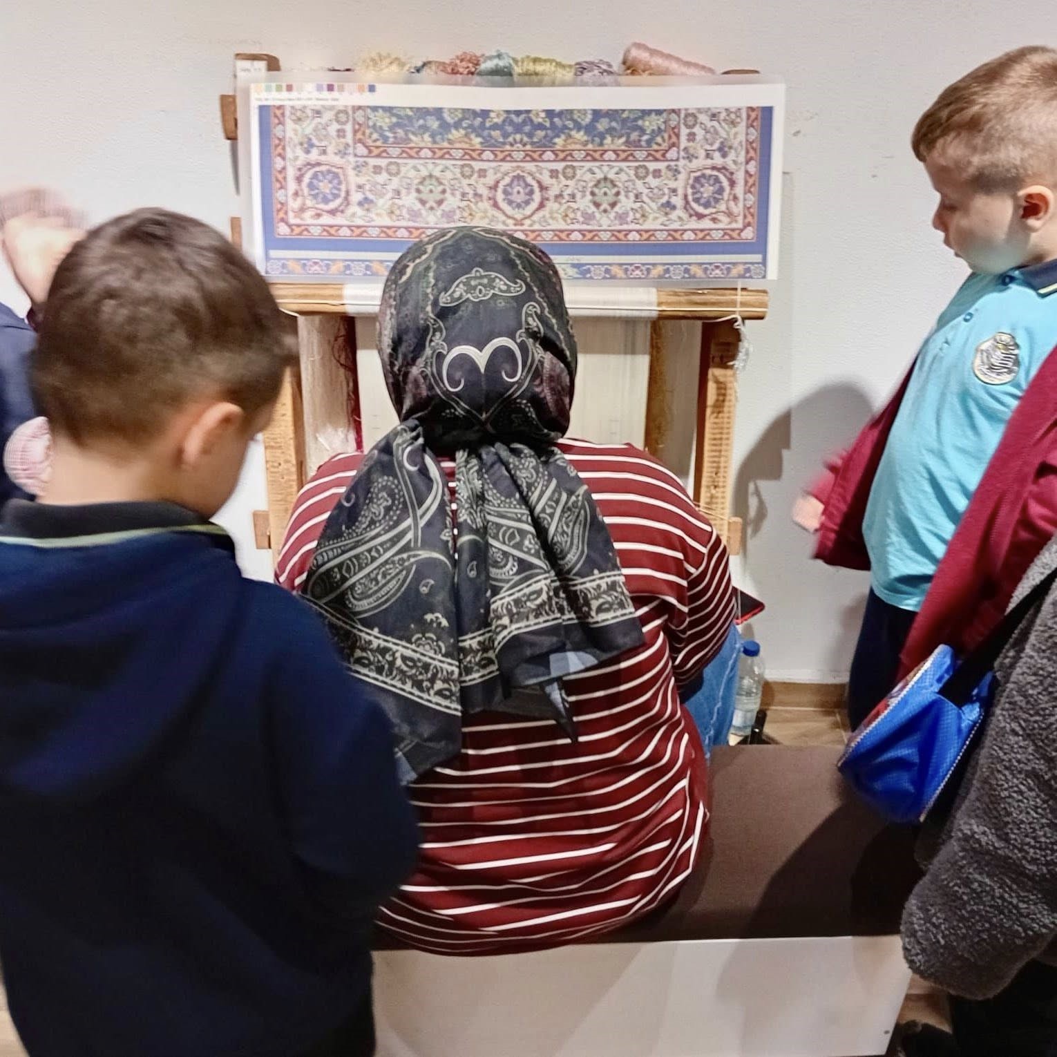 Körfez’de ilkokul öğrencileri Hereke halısının yapım aşamalarını inceledi