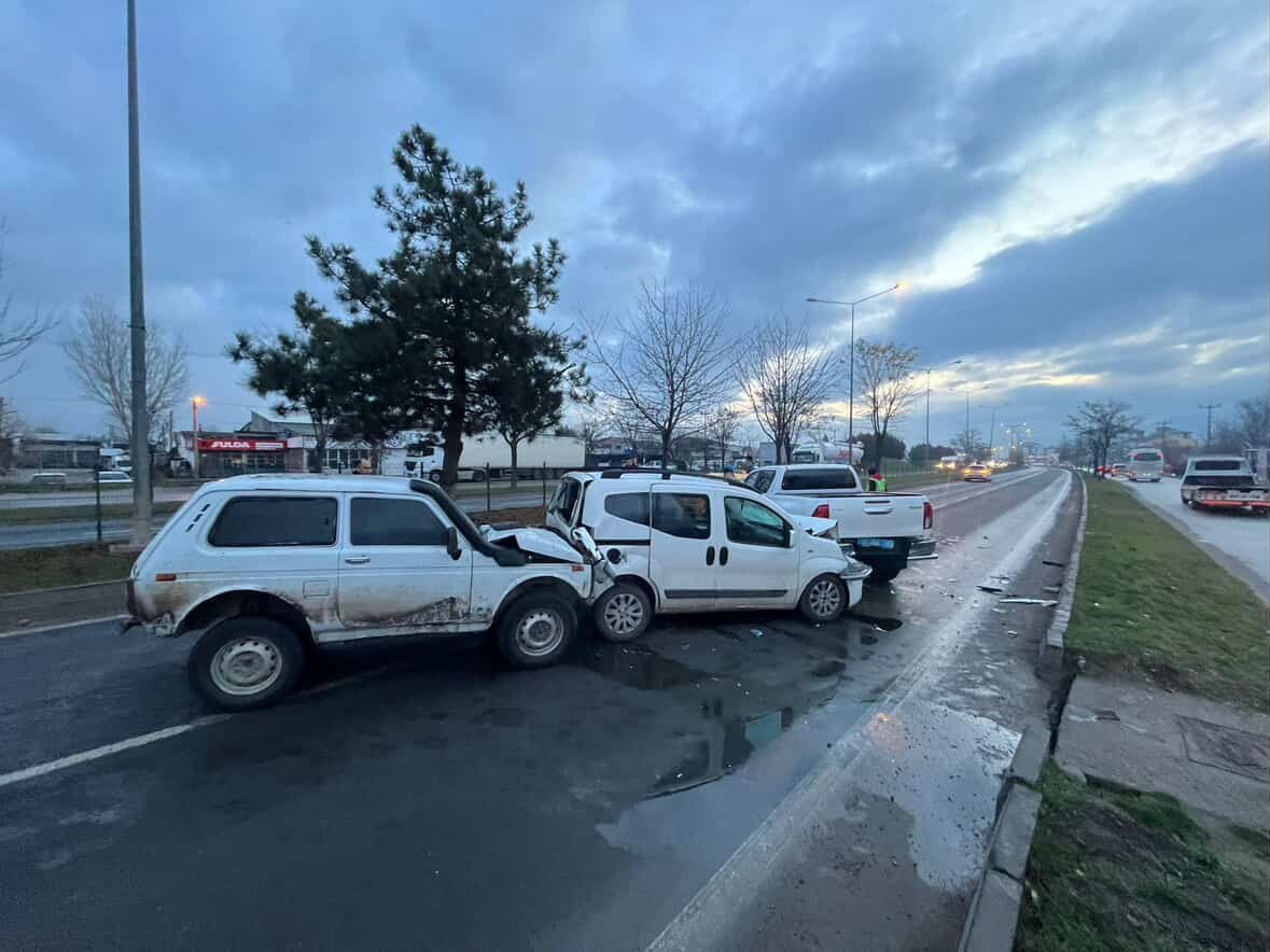 Bolu'da 4 araç zincirleme kaza yaptı, trafik durdu İHA