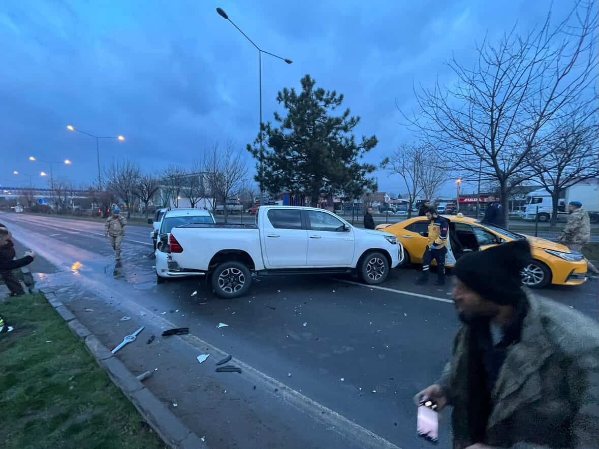 Bolu’da 4 araç zincirleme kazaya karıştı, trafik kilitlendi