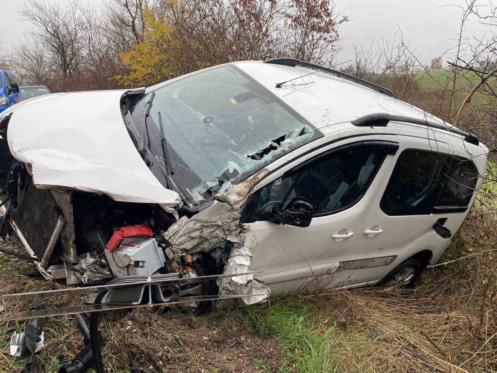 Hafif ticari araç kamyona çarptı: 2 yaralı