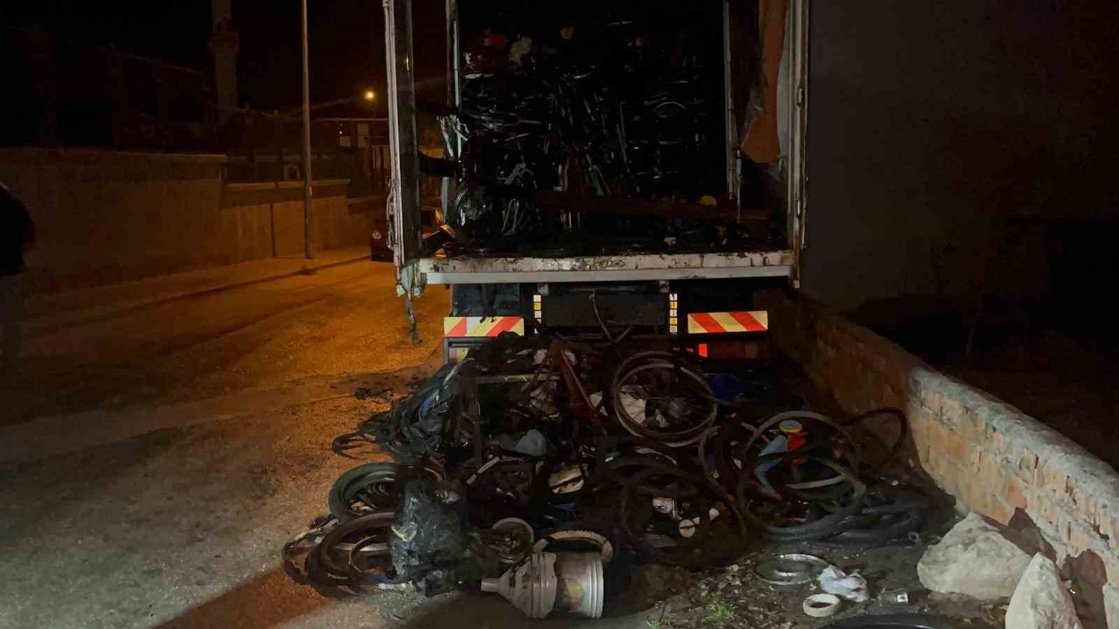 Bisiklet yüklü kamyonda çıkan yangının sebebi araştırılıyor