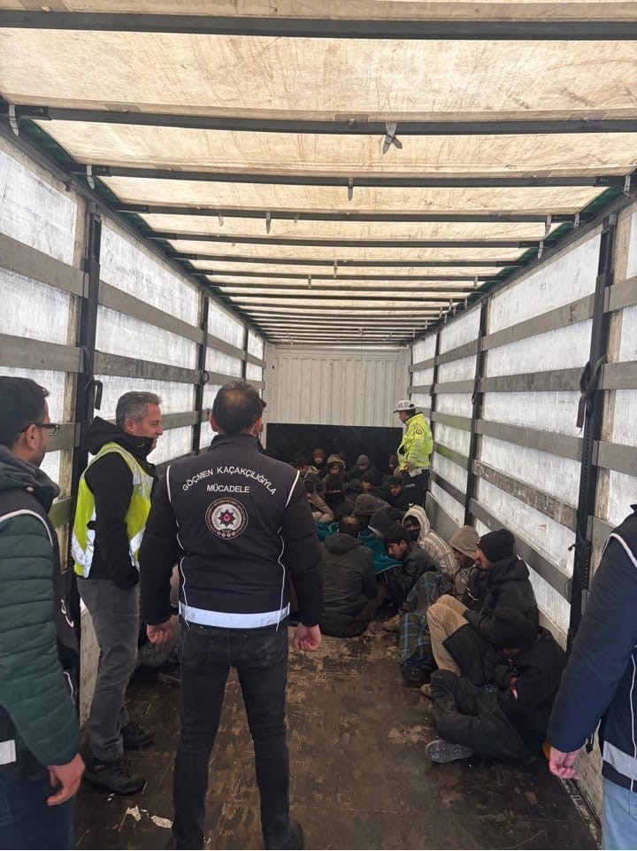 Amasya’da tırdan 42 kaçak göçmen çıktı