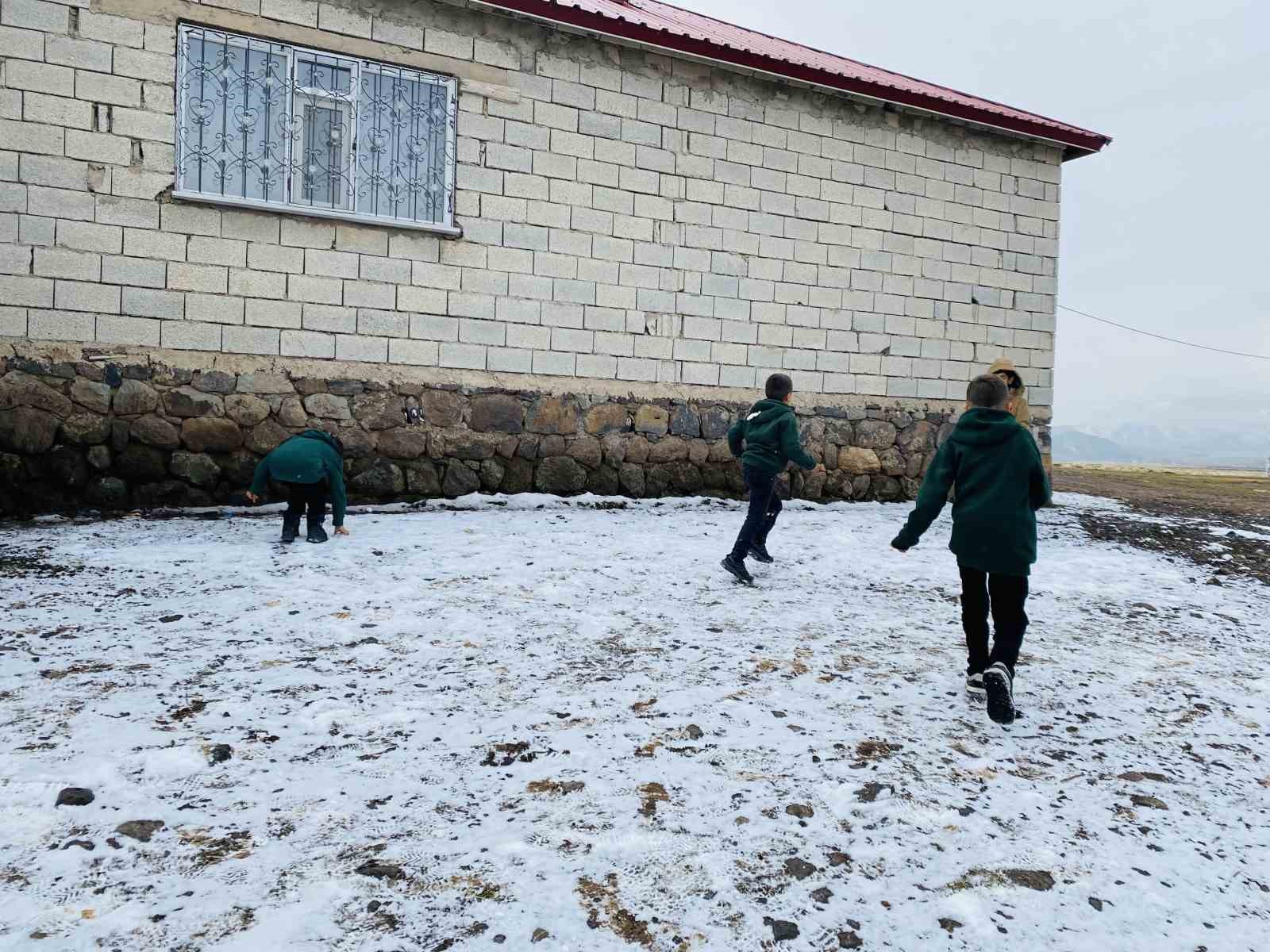 Ağrı’da çocuklar karın tadını çıkardı