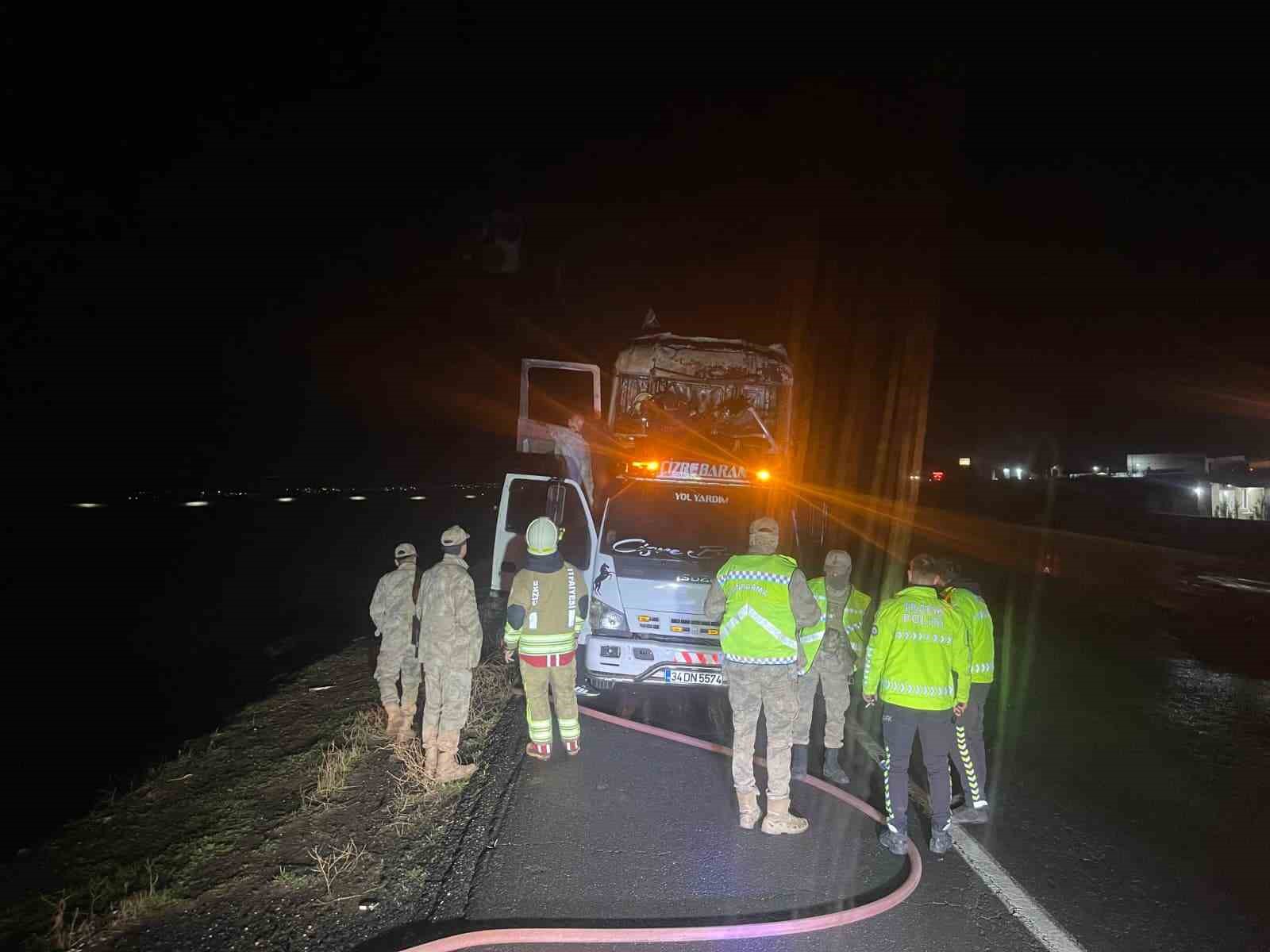 Şırnak’ta seyir halindeki tır alevlere teslim oldu