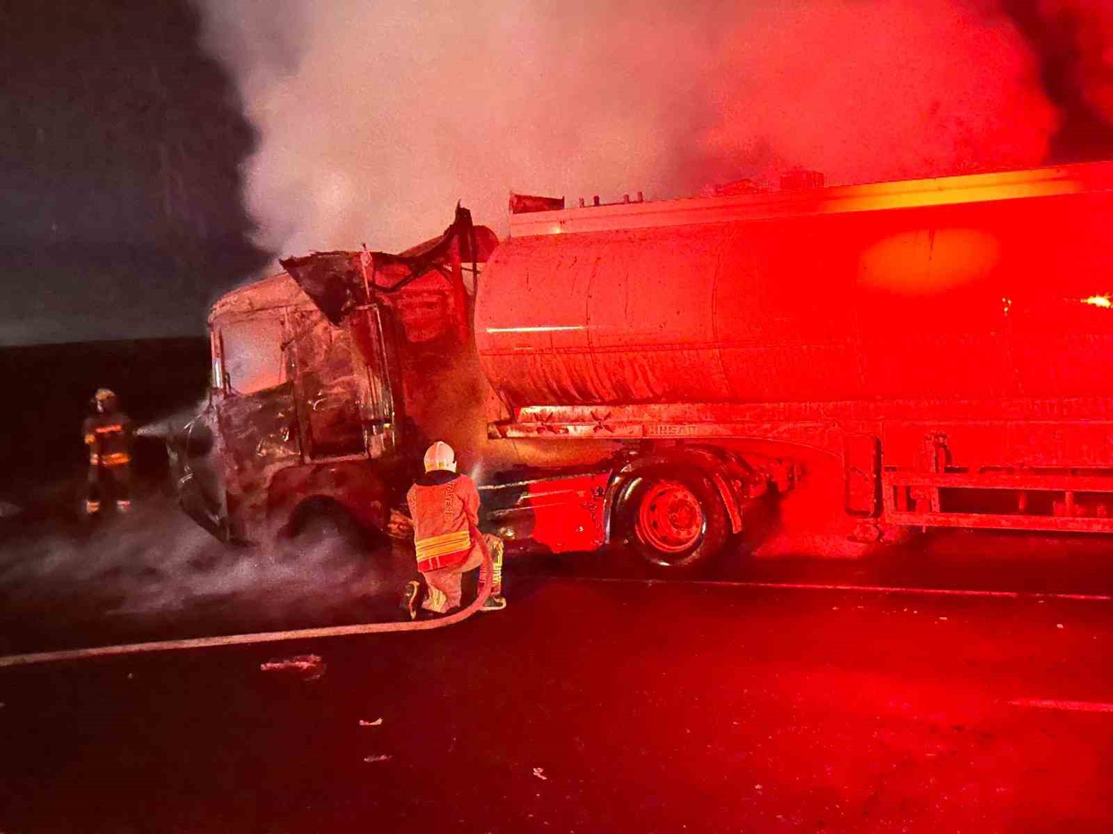 Şırnak’ta seyir halindeki tır alevlere teslim oldu