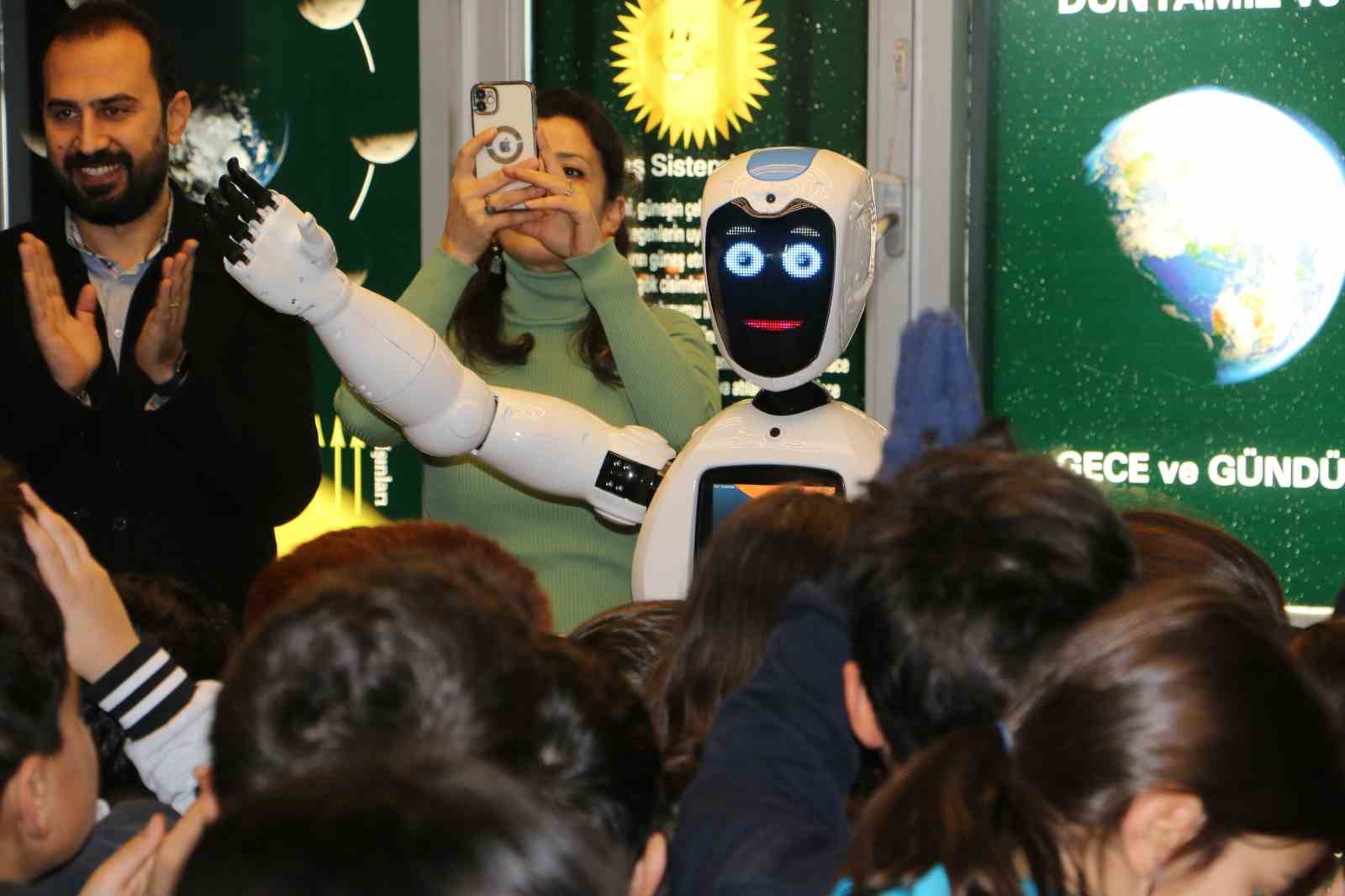 Diyarbakırlı öğrenciler atık malzemelerden robot yaptı