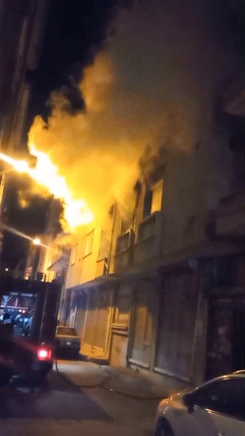 Elazığ’da metruk binada yangın