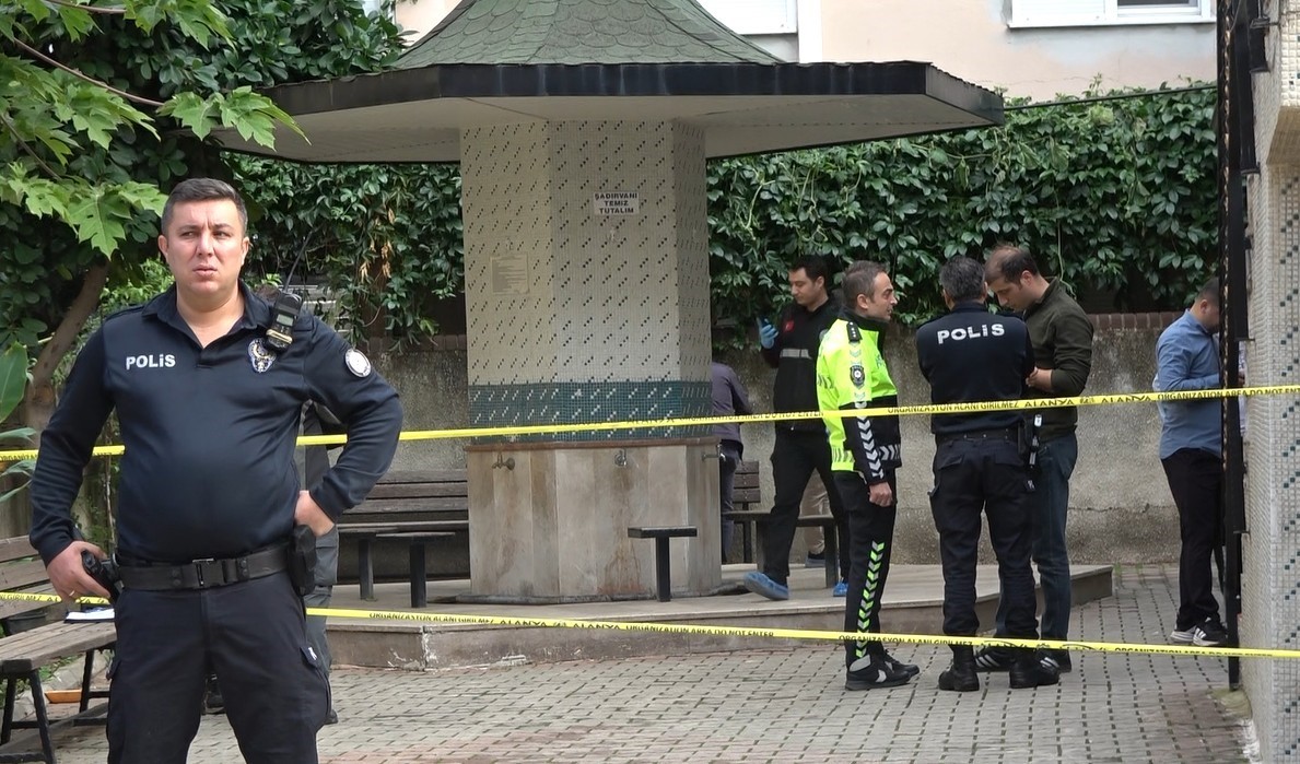 Genç kadın toplantı için beklediği dayısının silahından çıkan kurşunlarla hayatını kaybetmiş