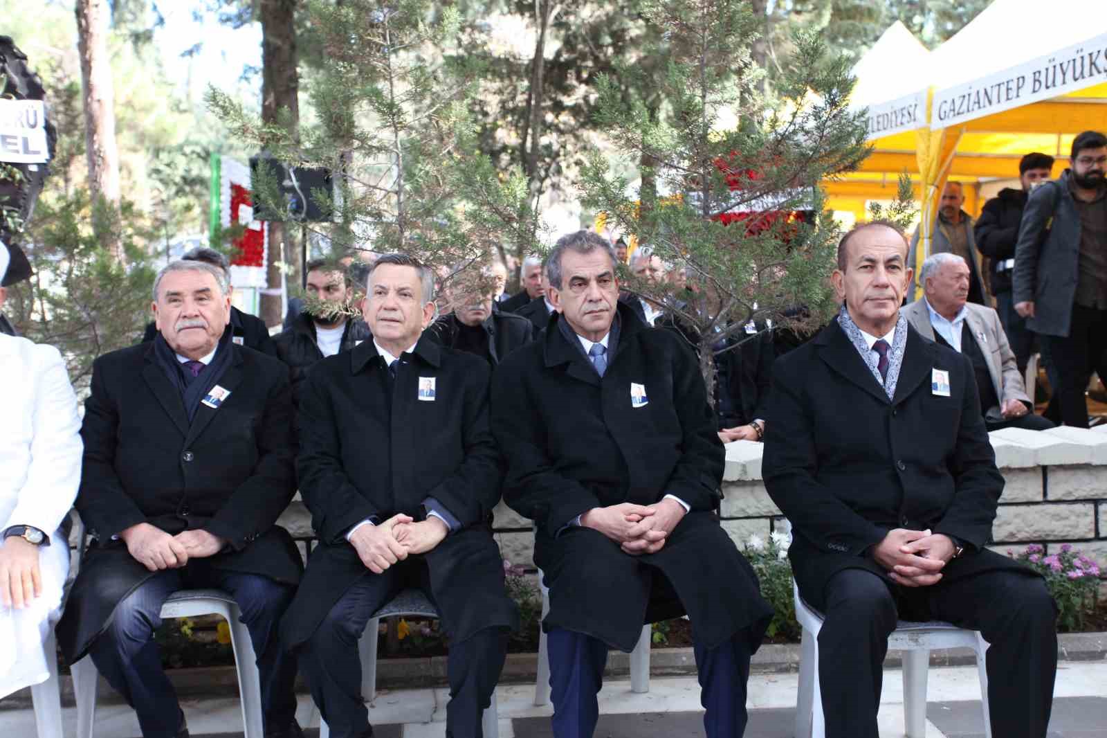 Merinos Onursal Başkanı Merhum Mehmet Erdemoğlu mezarı başında anıldı