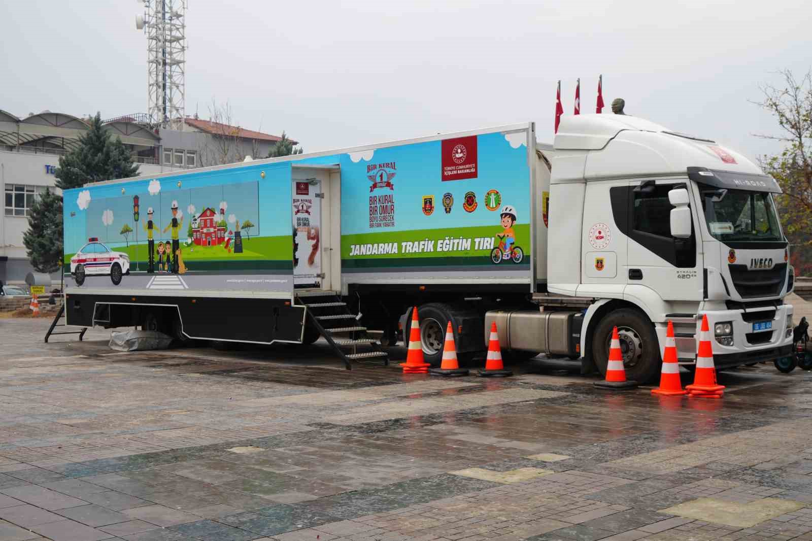 Kırıkkale’de jandarmanın "Mobil Trafik Eğitim Tırı"