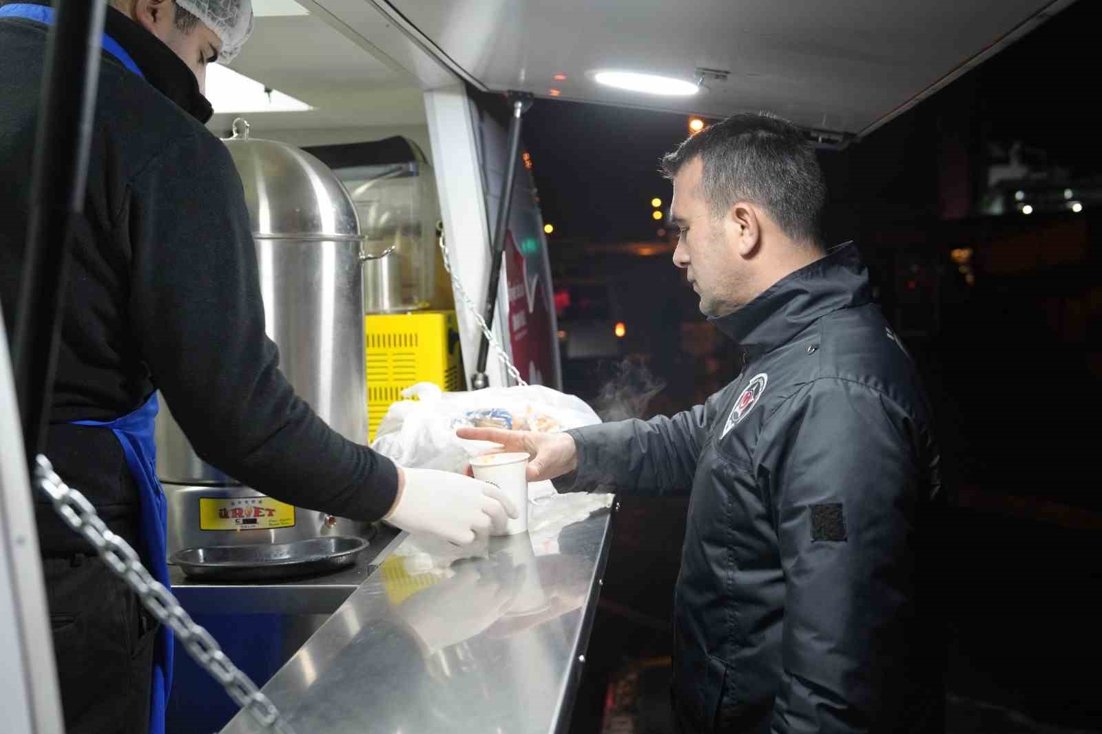 Kartal Belediyesi’nden vatandaşlara sıcak çorba ikramı