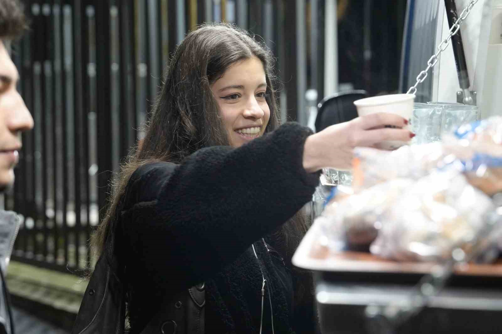 Kartal Belediyesi’nden vatandaşlara sıcak çorba ikramı