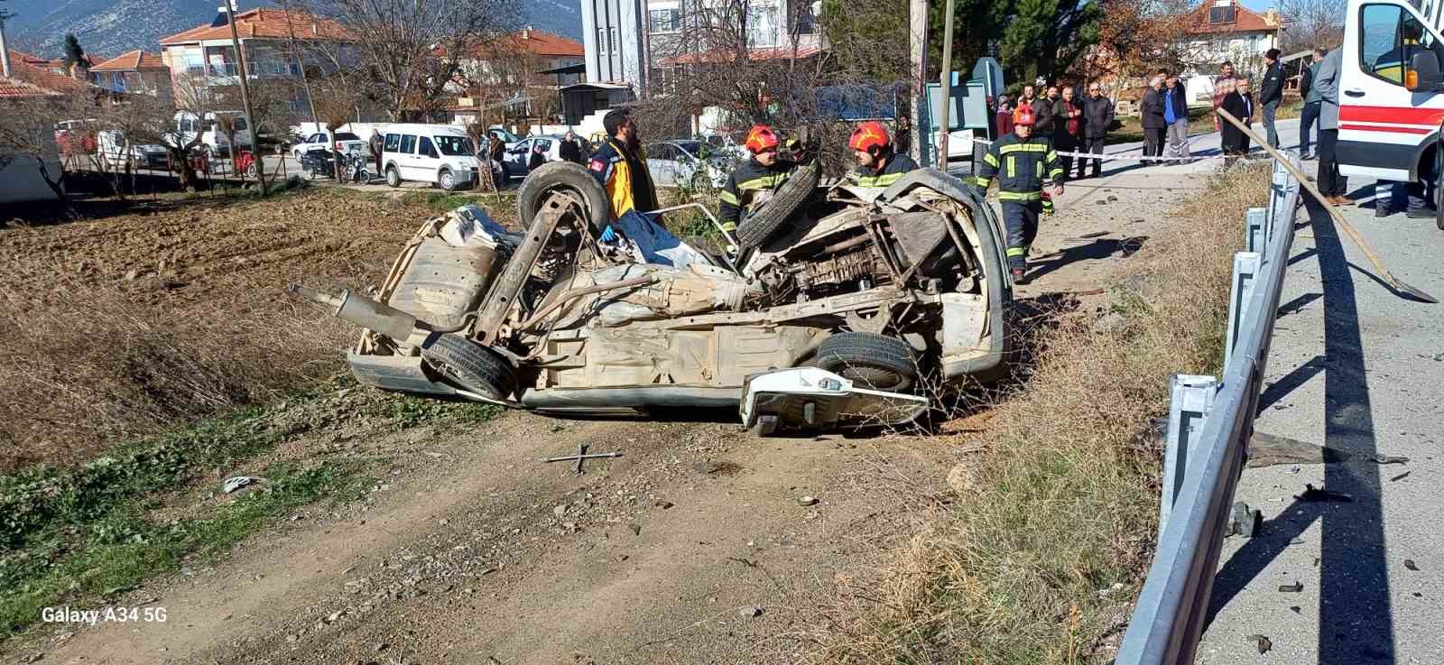 İki aracın çarpıştığı kazada yaşlı sürücü hayatını kaybetti