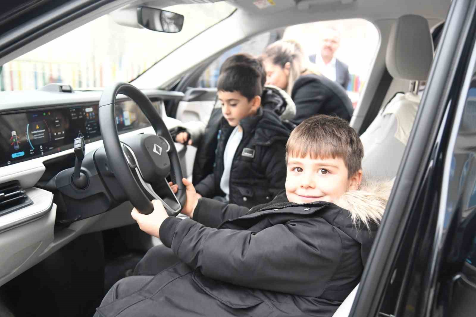 Pursaklar&rsquo;da Yerli Malı Haftası kapsamında &ouml;ğrencilere Togg tanıtıldı
