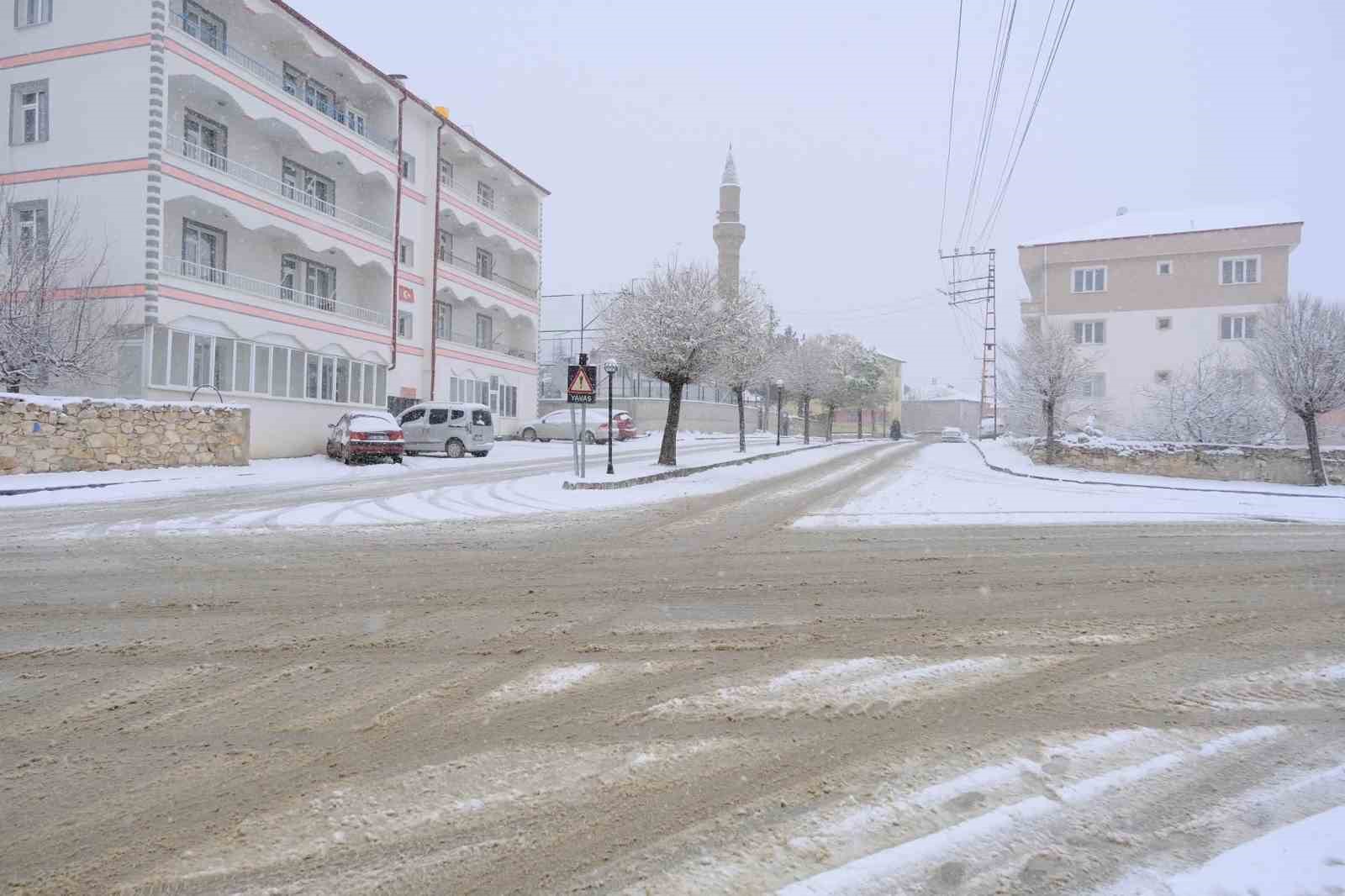 Akdağmadeni beyaza büründü, belediye ekipleri tedbirlerini aldı