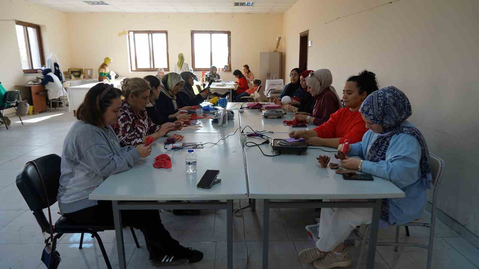 Kadınlar büyükşehir belediyesinin atölyelerinde meslek öğreniyor