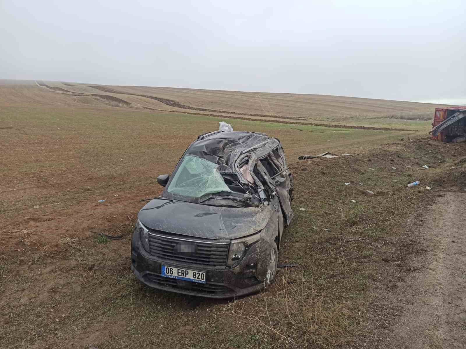 Tırın dorsesi hafif ticari aracın &uuml;zerine devrildi: 2 yaralı
