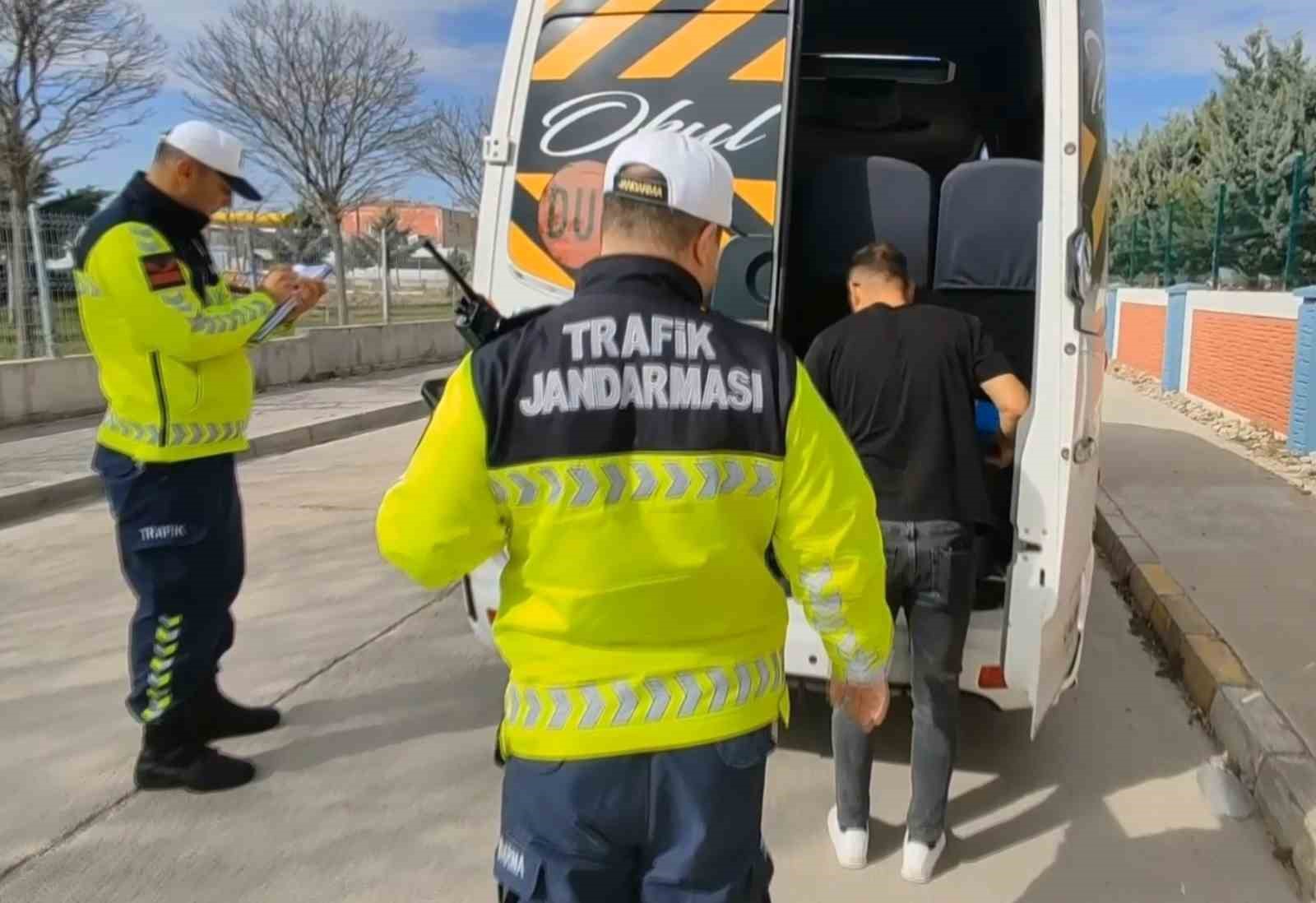 Aksaray’da trafik jandarması okul servislerini aralıksız denetliyor